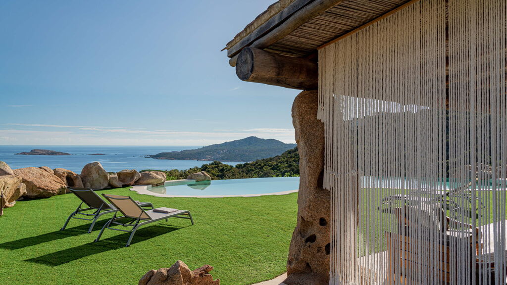 5 ville dallo stile Costa Smeralda. Piscina