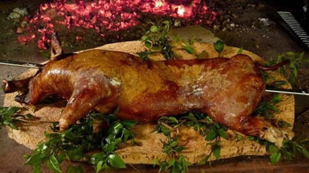 Die 10 beste traditionelle Gerichte Sardiniens Spanferkel