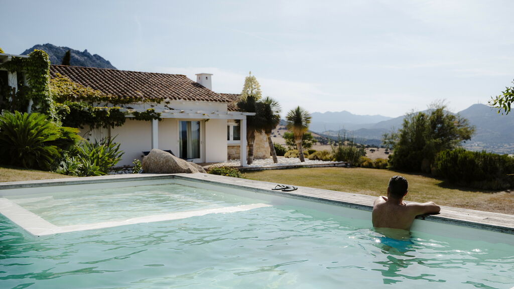 5 tips to renew your villa. pool