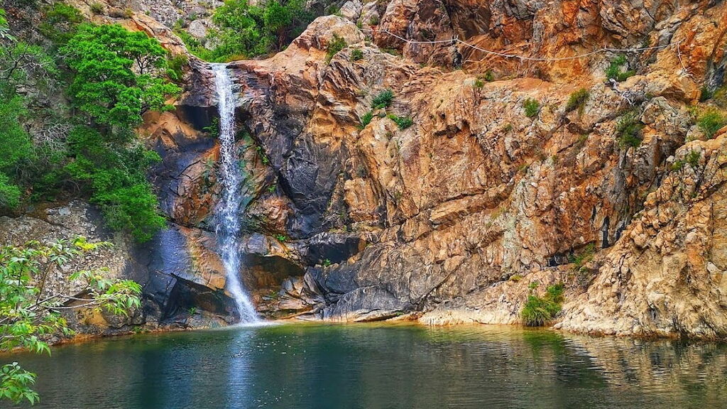 Was gibt es in San Teodoro zu sehen? Wasserfall