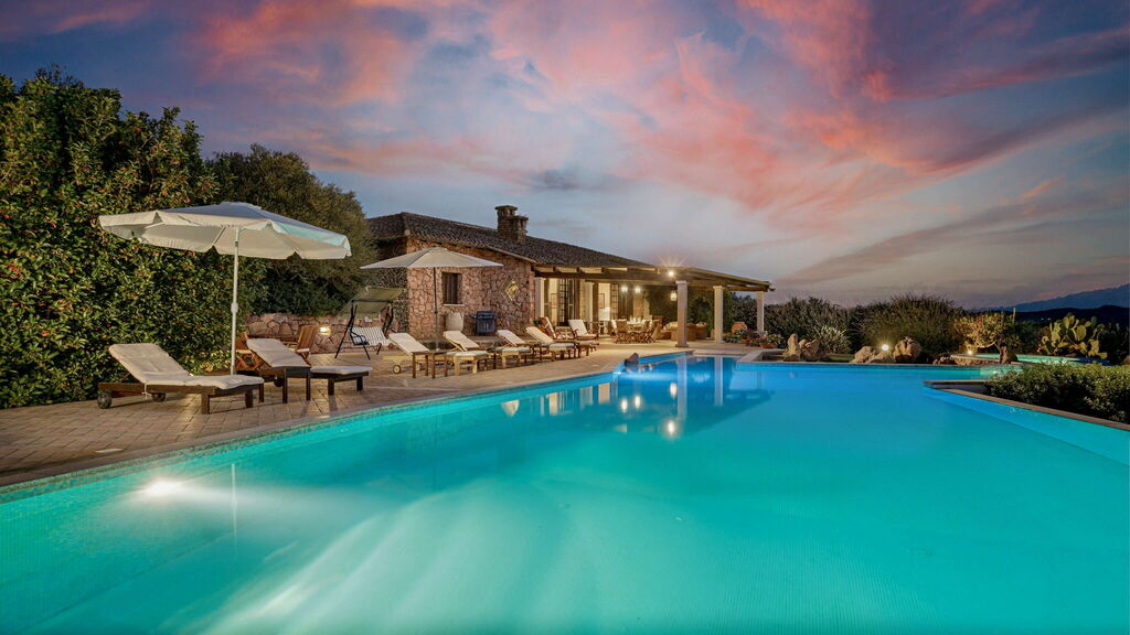 5 things to see in spring in Sardinia. private pool villa f