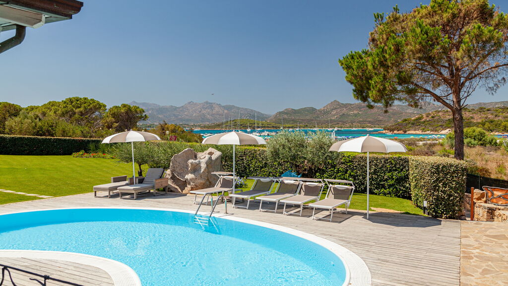 Organizzare una vacanza in gruppo in Sardegna senza stress. Piscina