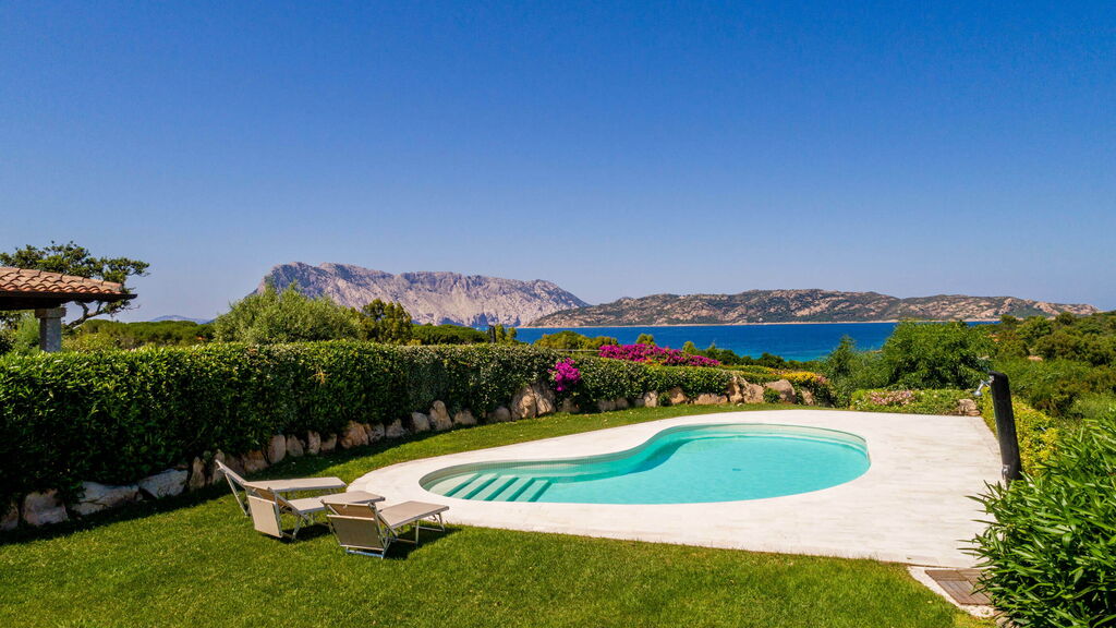 5 villas in Sardinia near the beach. Tavolara