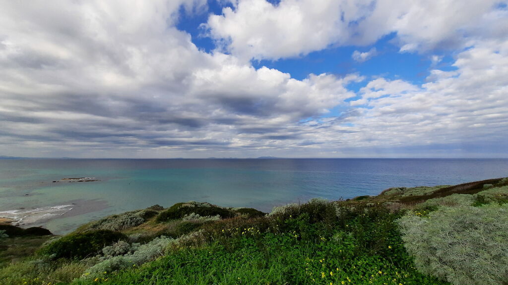 Was kann man im November auf Sardinien unternehmen? See im Herbst