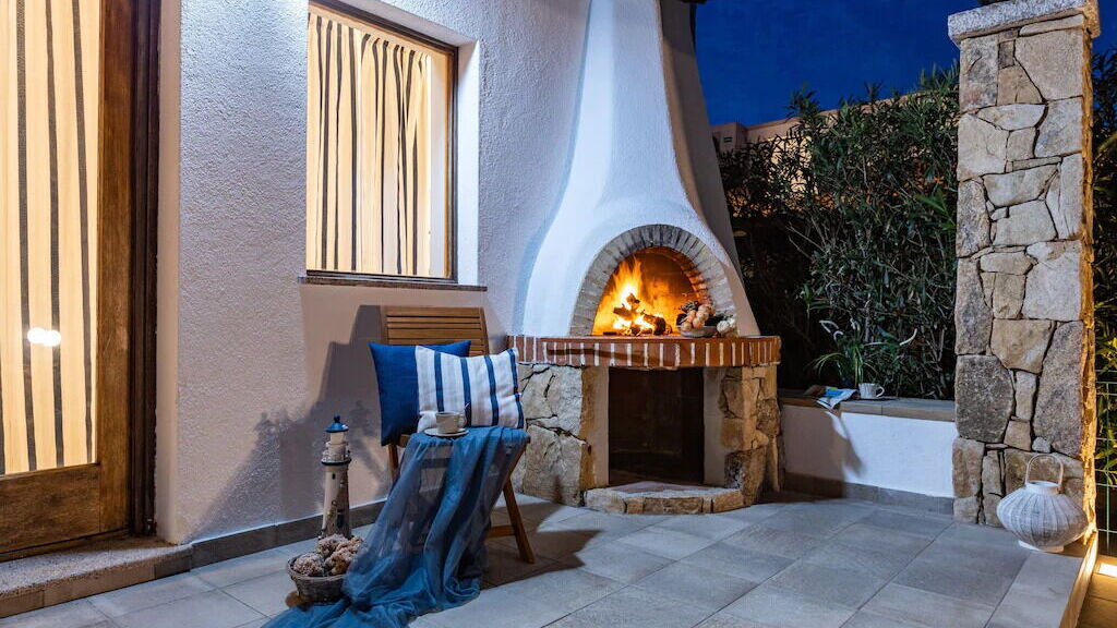 Tavolo sotto veranda con Barbecue in muratura