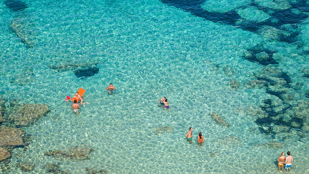 In het noordoosten van het eiland Sardinië blauwe zee In het noordoosten van het eiland Sardinië blauwe zee