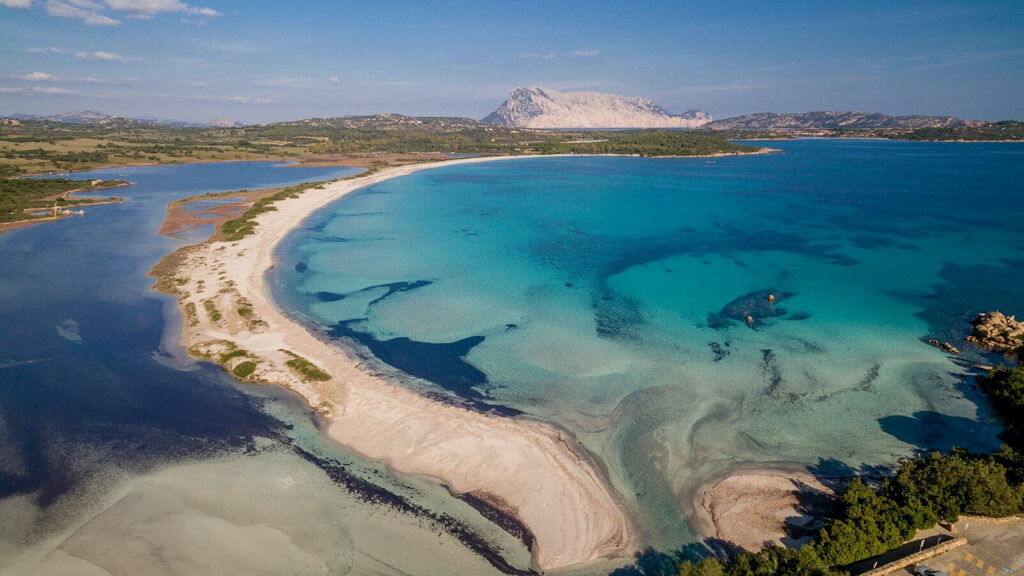 Isola Tavolara e Cala Brandinchi Panorama Isola Tavolara e Cala Brandinchi Panorama