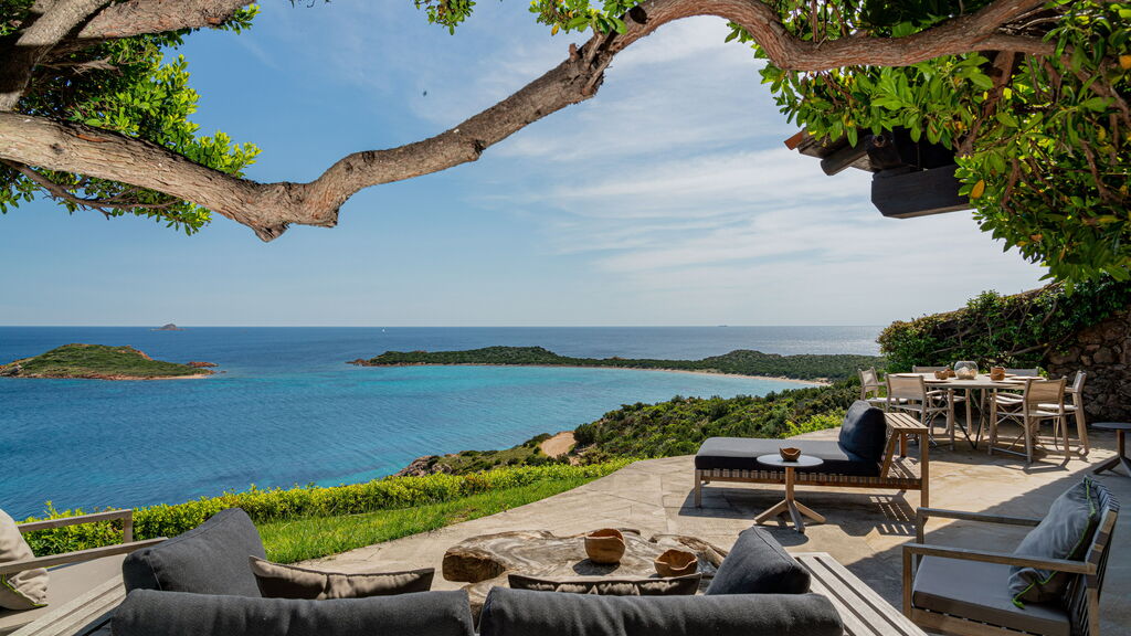 Cheaper Hotel? 5 reasons to rent a Holiday House in Sardinia. Sea view