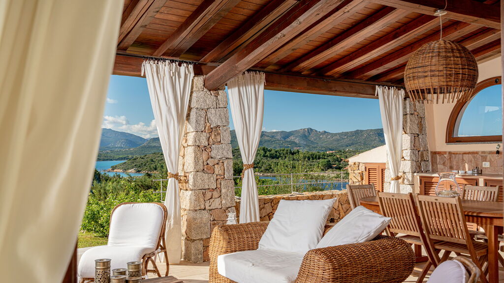 Cheaper Hotel? 5 reasons to rent a Holiday House in Sardinia. Villa