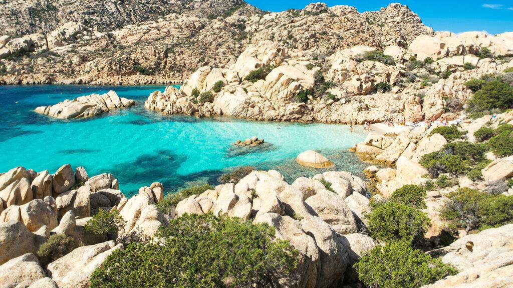 Wie kommt man auf die Insel La Maddalena. Strand Wie kommt man auf die Insel La Maddalena. Strand