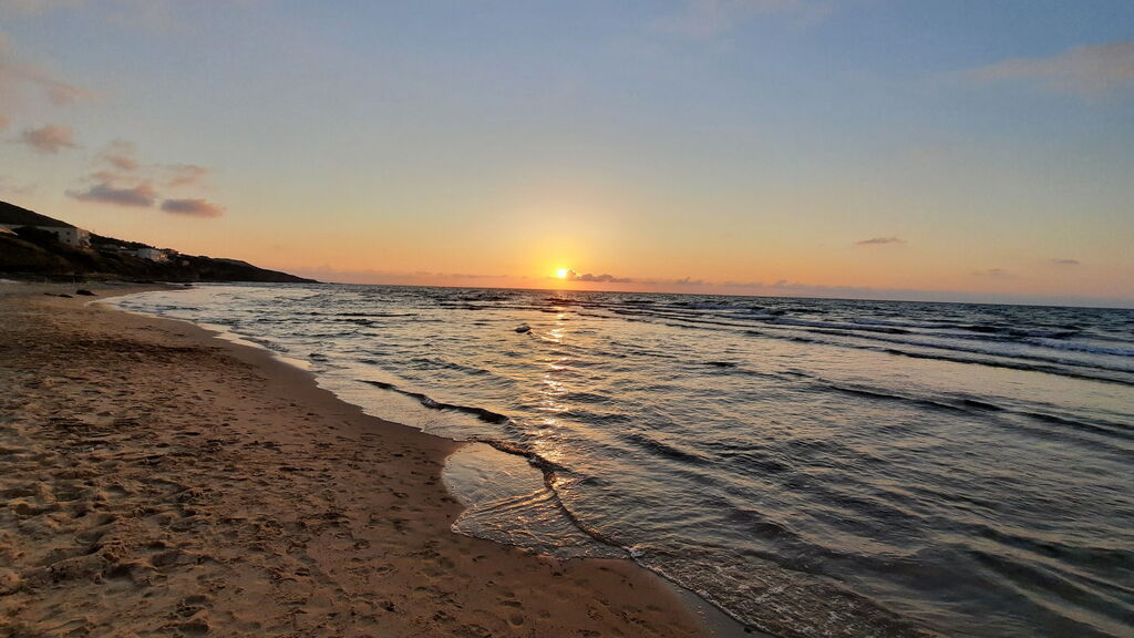 Einsame Strände auf Sardinien. Sonnenuntergang Einsame Strände auf Sardinien. Sonnenuntergang