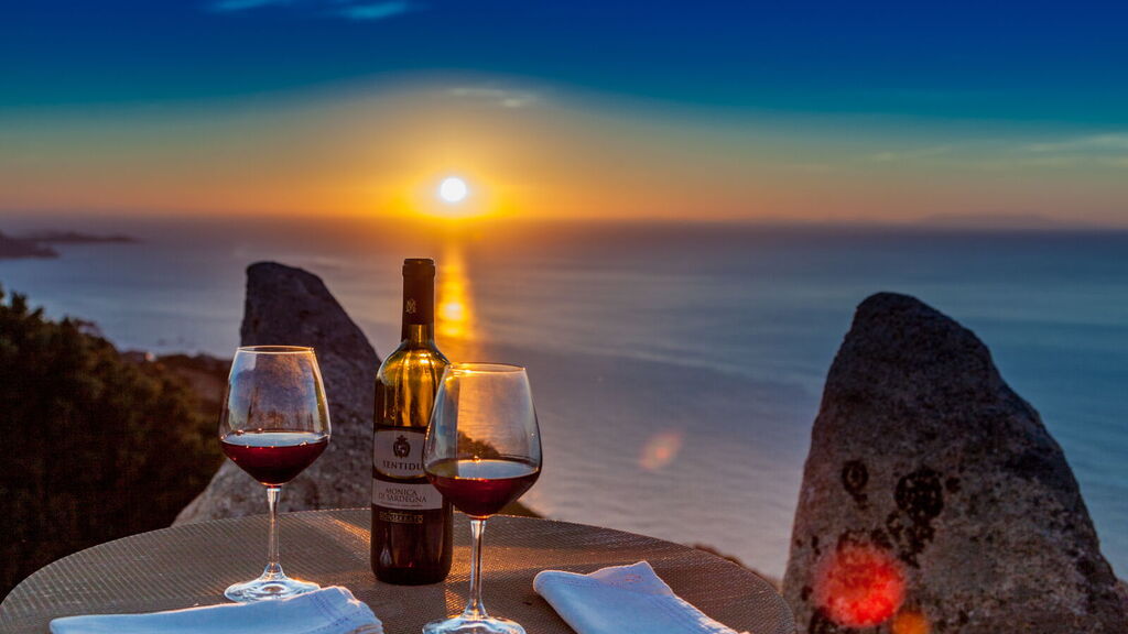 5 Villen in Sardinien mit Meerblick Wein Sonnenuntergang