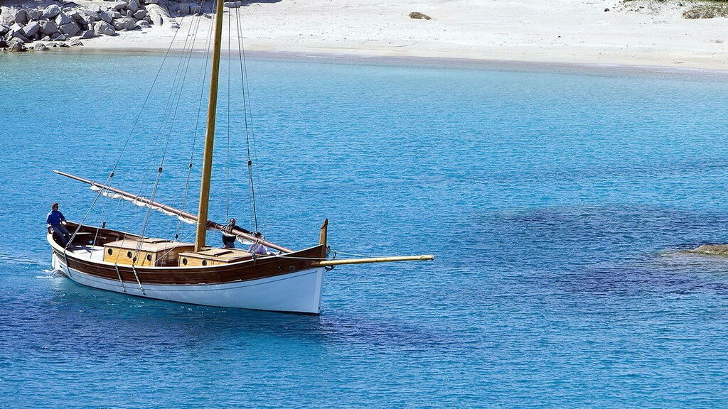 Segeln in Sardinien ist eine einzigartige Erfahrung blaues Meer