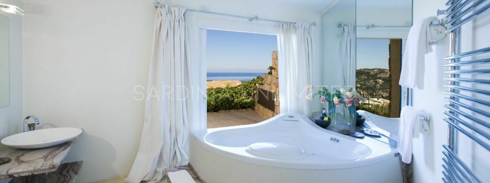 Villa Ephelia: Luxury villa in Porto Cervo bathroom jacuzzi with sea view