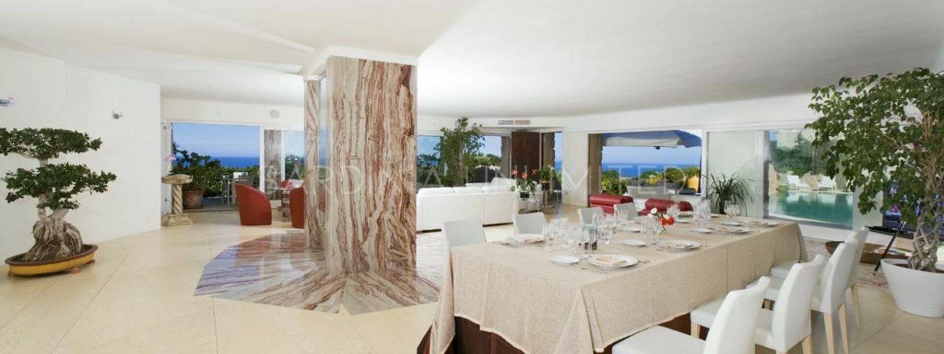 Villa Ephelia: Salle à manger, Salon