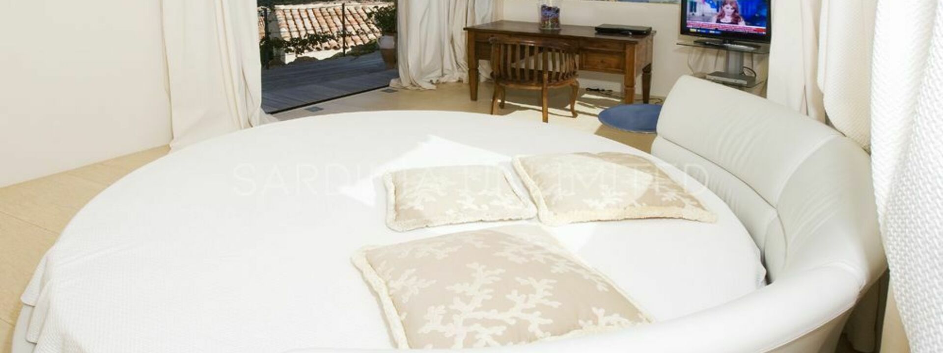 Villa Ephelia: Villa for rent in North-east Sardinia round bed