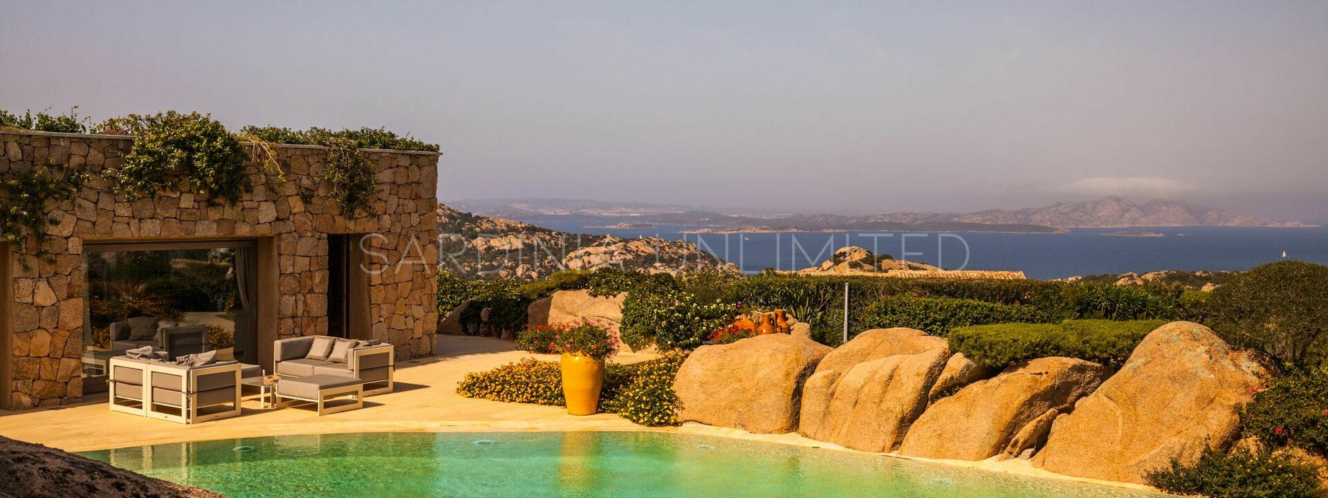 Villa Ephelia: bassin, Extérieur