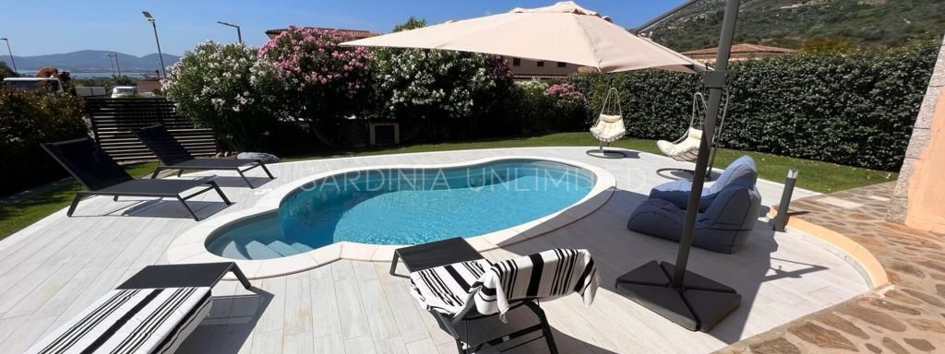 Villa Carula: bassin, Extérieurs