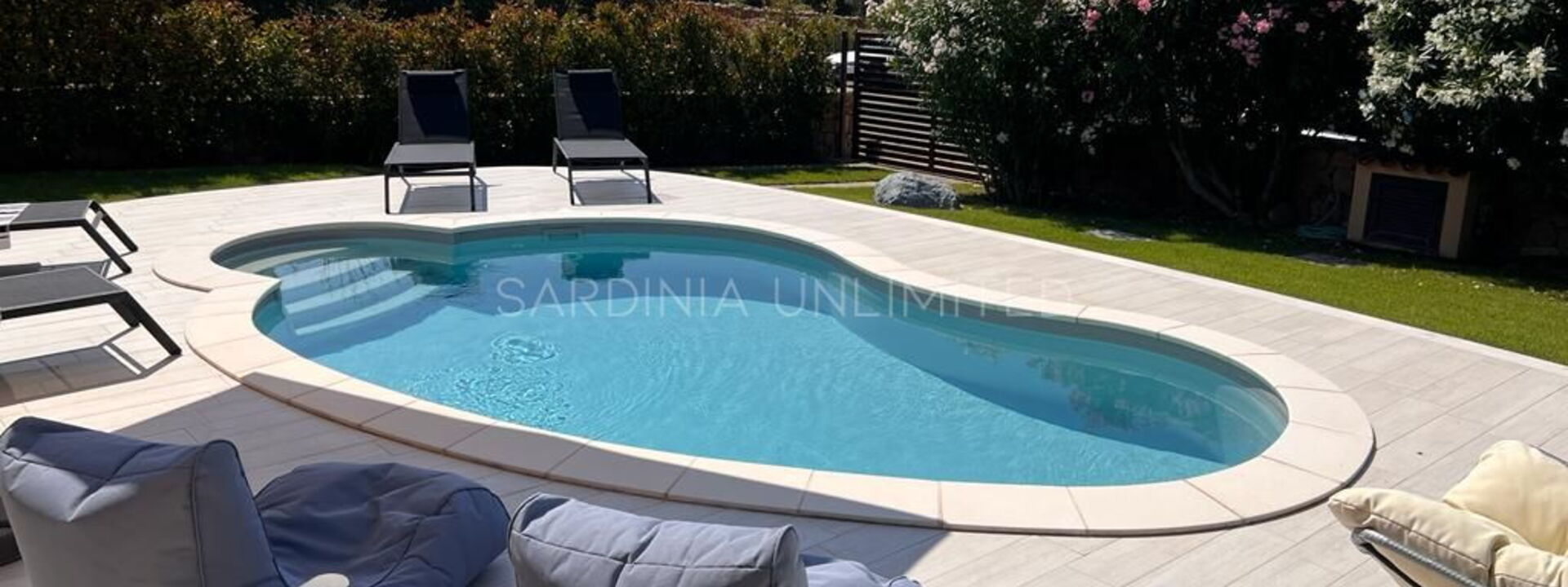 Villa Carula: bassin, Extérieurs