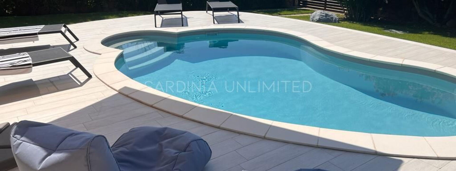 Villa Carula: bassin, Extérieurs