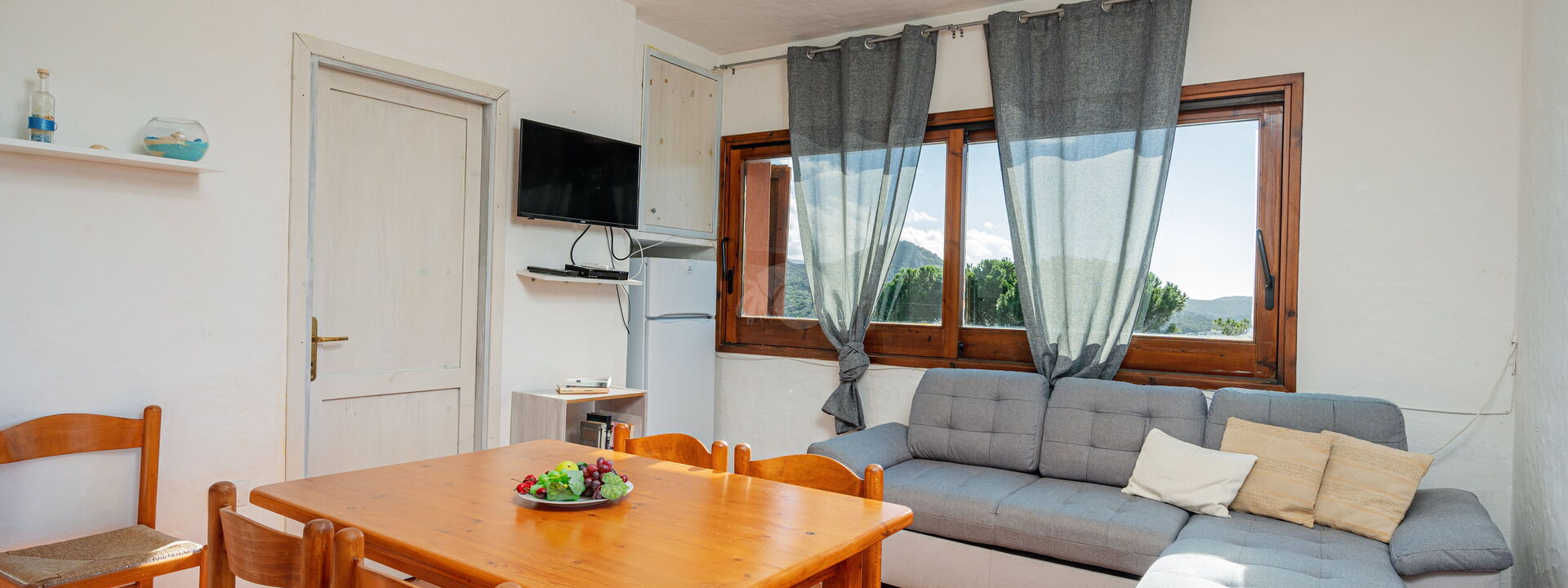 Villa Lilibeth: Dining Room, Living Room