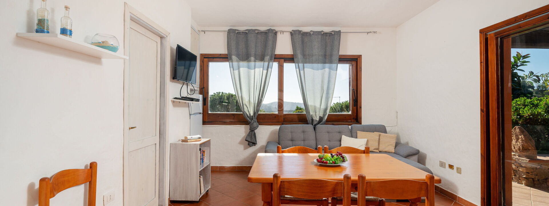 Villa Lilibeth: Dining Room, Living Room