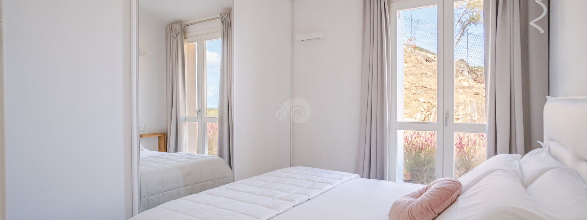 Villa Kalli Bloom: Camera da letto, Esterni, Piscina