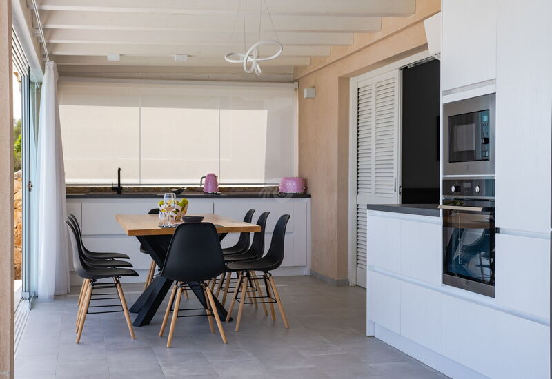 Villa Kalli Bloom: Dining Room