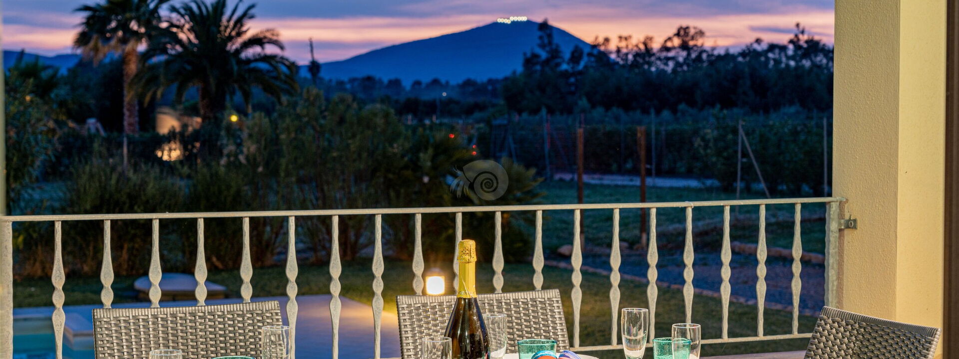 Villa Di Vina: Ansichten, Außen, Essen