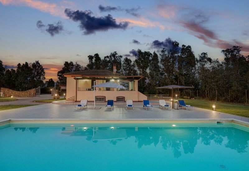 Villa Di Vina: Outdoor, Pool