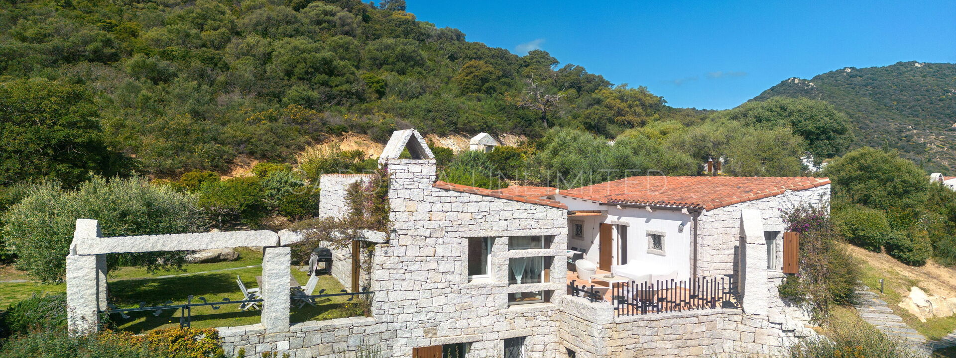 Villetta Seance: Building Exterior