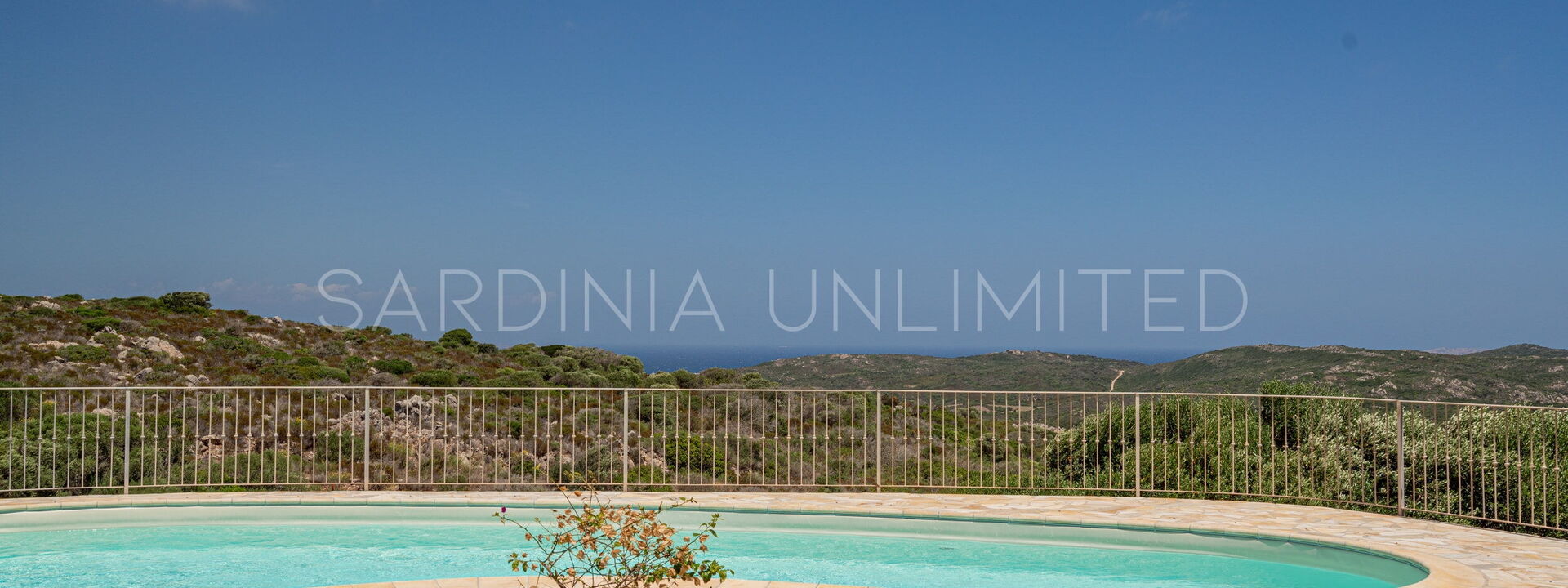 Villa Verdant: Buitenkanten, Keer bekeken, zwembad