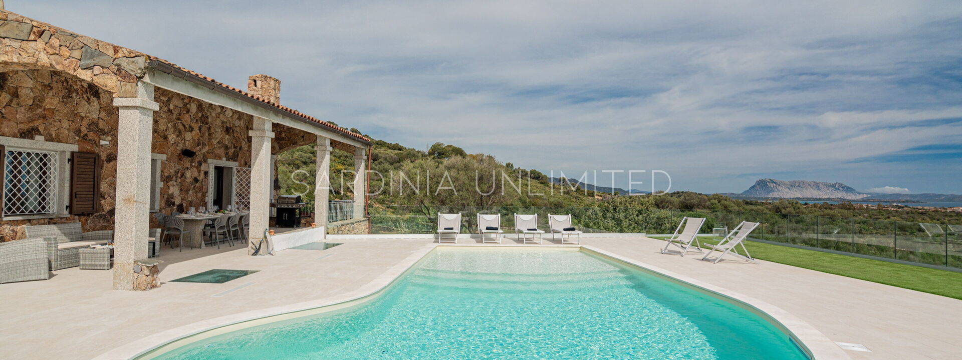 Villa i Venti di Molara: bassin, Extérieurs