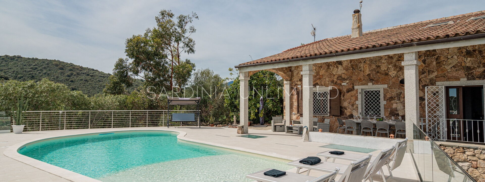 Villa i Venti di Molara: bassin, Extérieurs