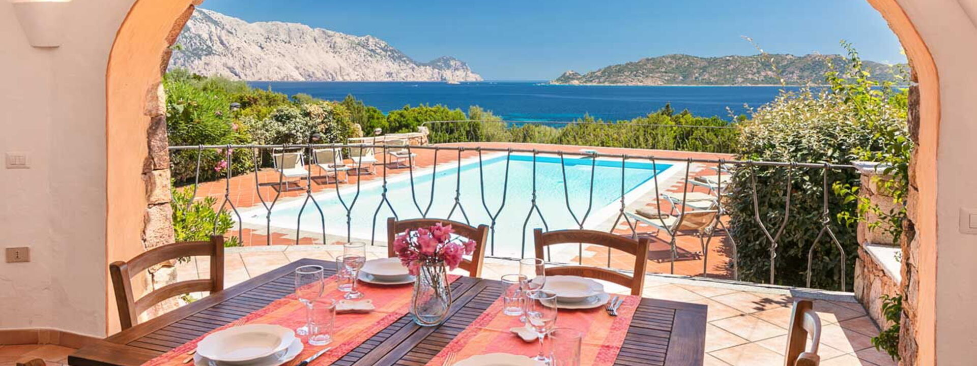 La Dama Di Molara: Piscina, Sala da pranzo