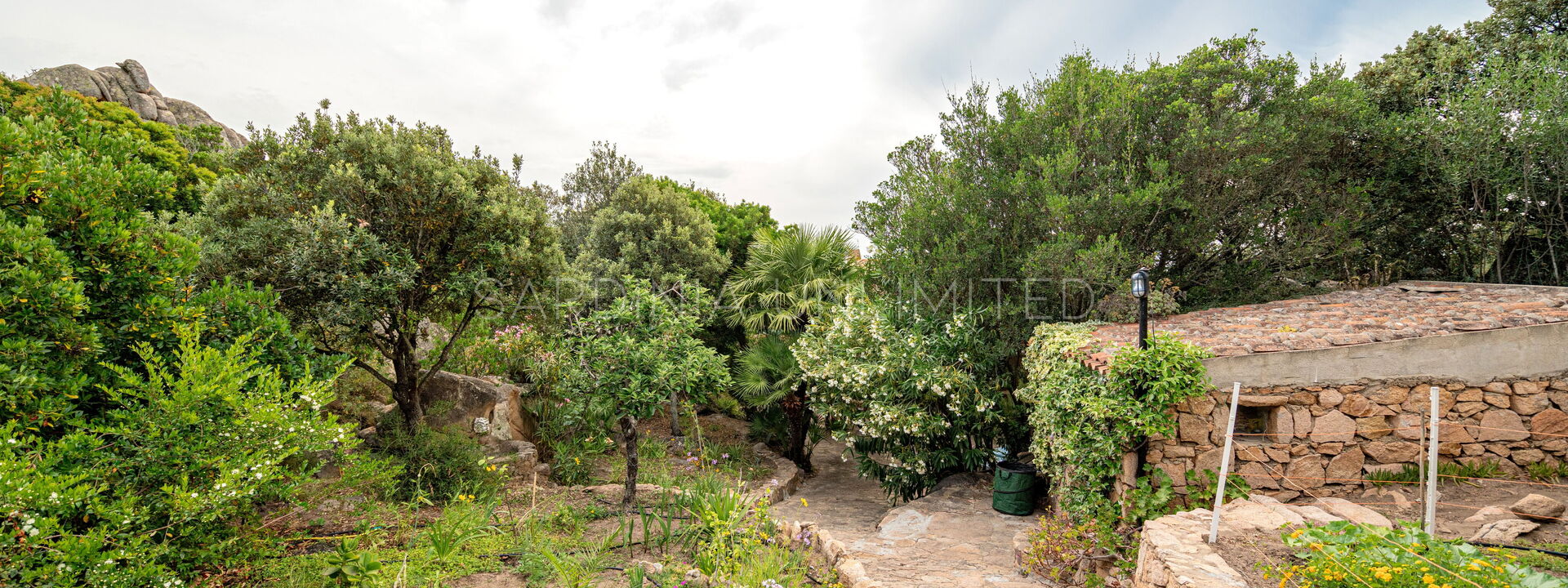 Villa Rocce Incantate: Building Exterior, Garden