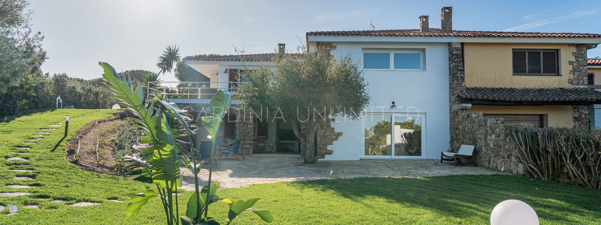 Il Richiamo di Gallura 3 Suites: Building Exterior, Garden