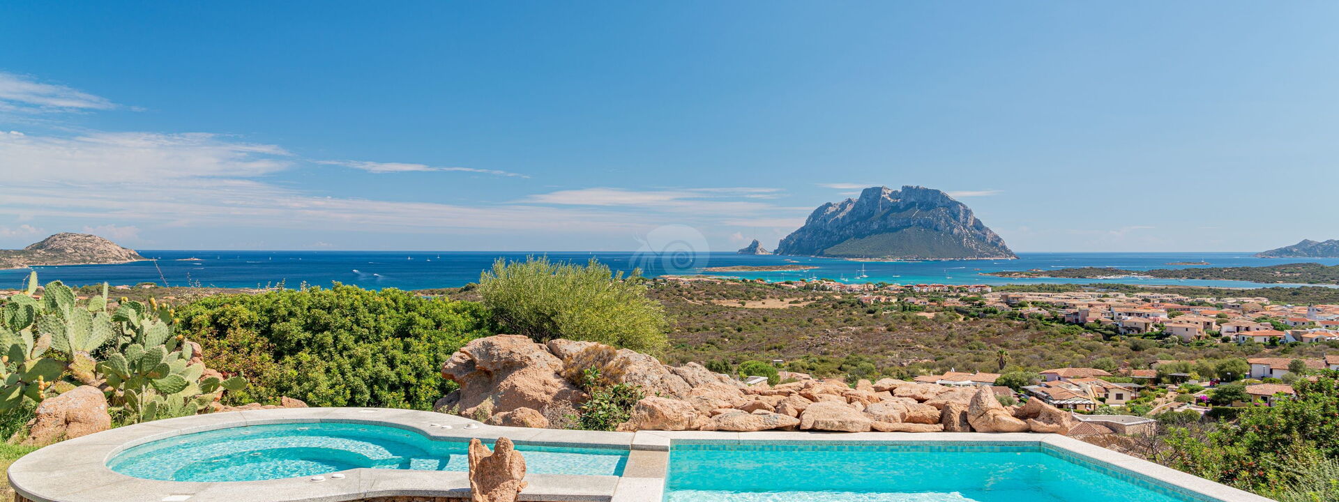 Villa Sogno Indaco: Ansichten, Schwimmbad, Whirlpool