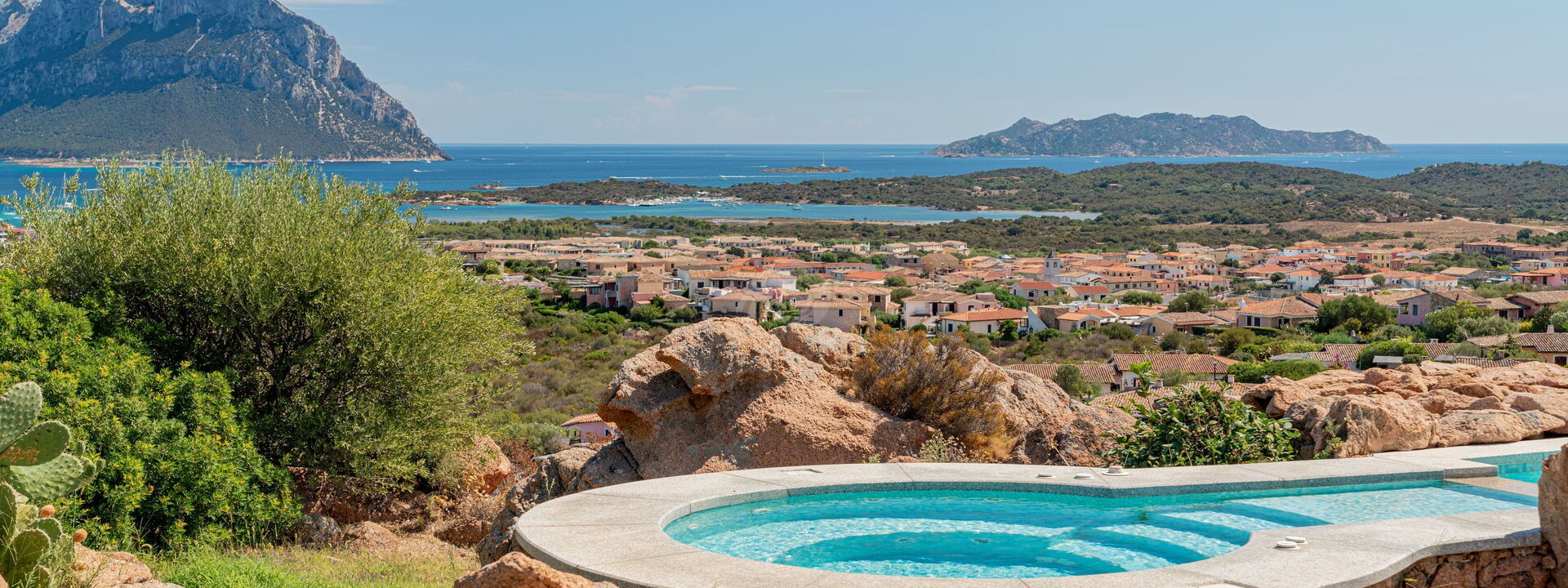 Villa Sogno Indaco: Ansichten, Schwimmbad, Whirlpool