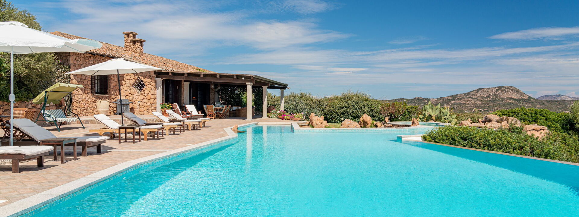 Villa Sogno Indaco: Ansichten, Schwimmbad