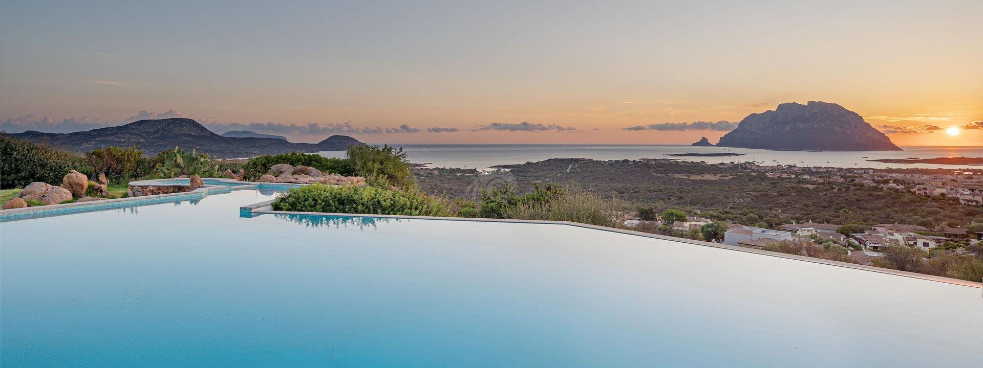 Villa Sogno Indaco: Ansichten, Schwimmbad