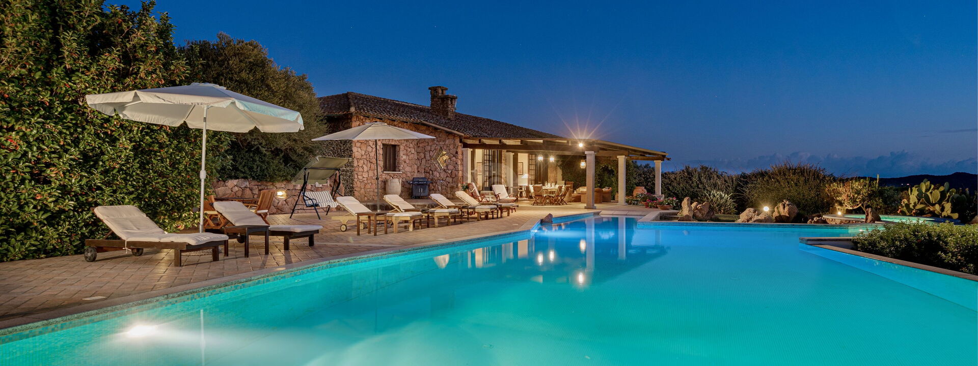 Villa Sogno Indaco: Ansichten, Schwimmbad