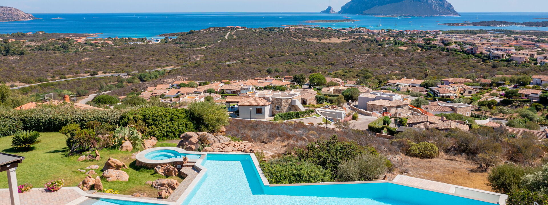 Villa Sogno Indaco: Ansichten, Schwimmbad