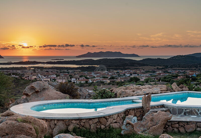 Villa Sogno Indaco: Pool, Scenic View