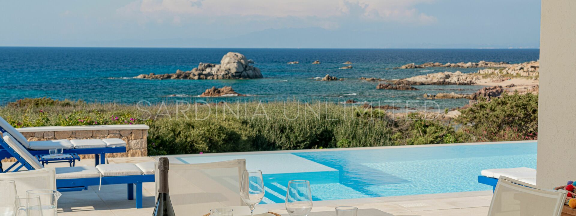 Villa Gloriator: Eine herrliche weiße Villa mit privatem Pool in Portobello di Gallura, Sardinien.