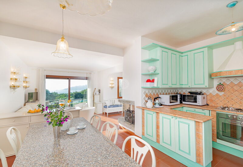 Villa Incanto Di Gallura: Dining Room, Kitchen