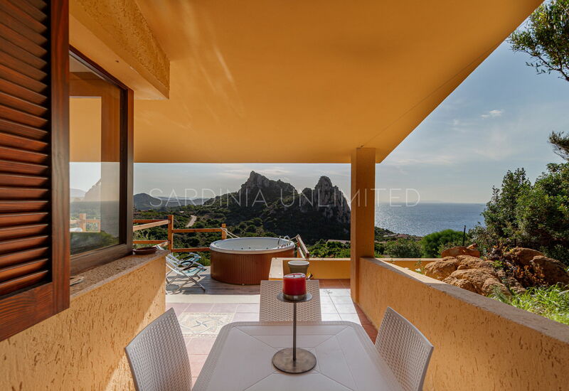 Villa Assenzia: Sardinien. Schöne Villa in Costa Paradiso zu mieten mit Jacuzzi im Freien.