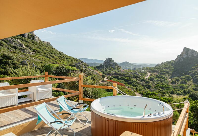 Villa Assenzia: Sardinien. Schöne Villa in Costa Paradiso zu mieten mit Jacuzzi im Freien.