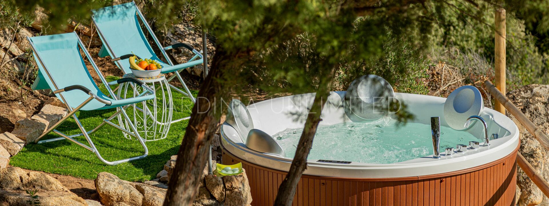 Villa Assenzia Plant: Villa zu mieten in Nordsardinien mit Whirlpool im Freien, umgeben von viel Grün.