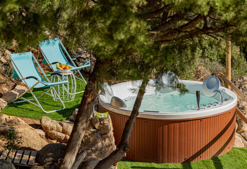 Villa Assenzia Plant: Villa zu mieten in Nordsardinien mit Whirlpool im Freien, umgeben von viel Grün.